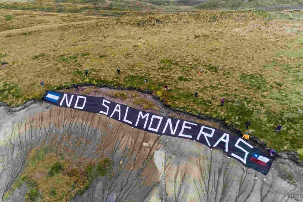 Tierra del Fuego aprueba la ley para prohibir los criaderos de salmón y convierte a Argentina en el primer país en prohibir la industria