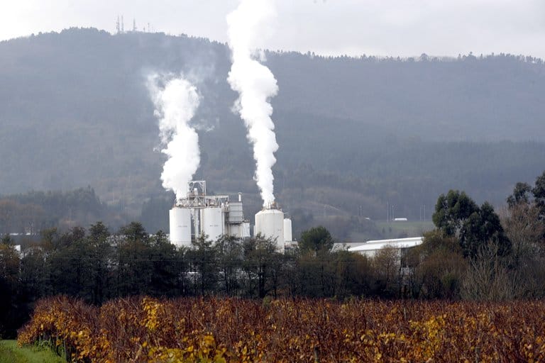 Industrias emitiendo gases