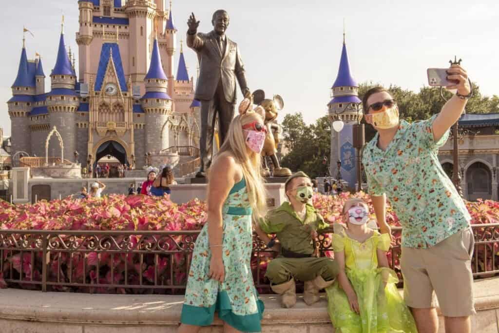 Personas en Disney World usando mascarilla