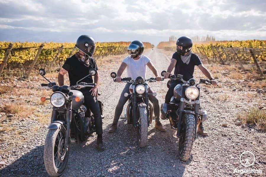 3 personas en moto en la ruta 40