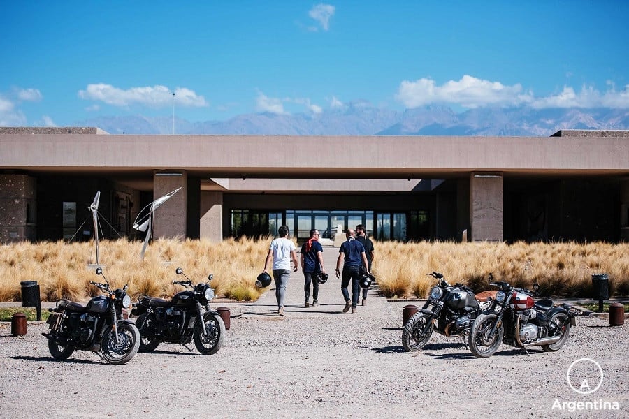 motoqueros entrando a viñedo en mendoza