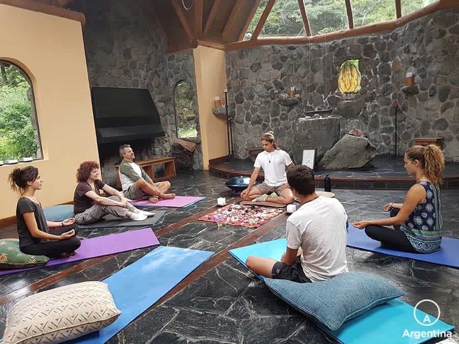 Personas haciendo yoga en peuma hue