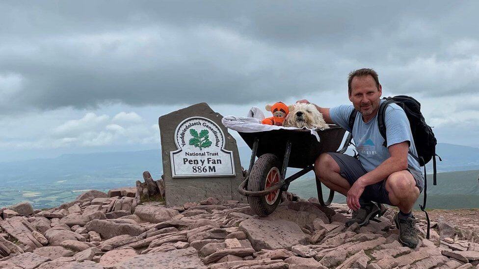 Llevó a su amado perro a su última aventura a través de su ruta favorita