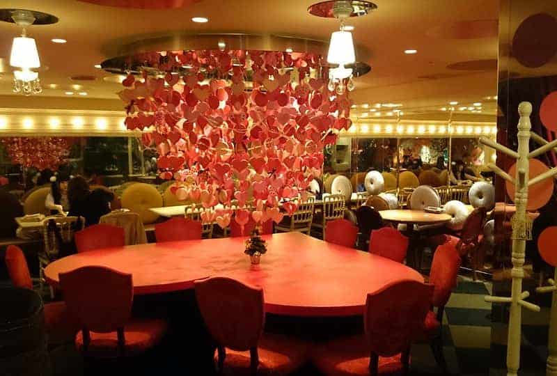 Alice in Wonderland, one of the themed restaurants in Japan, for fans (and not so much)