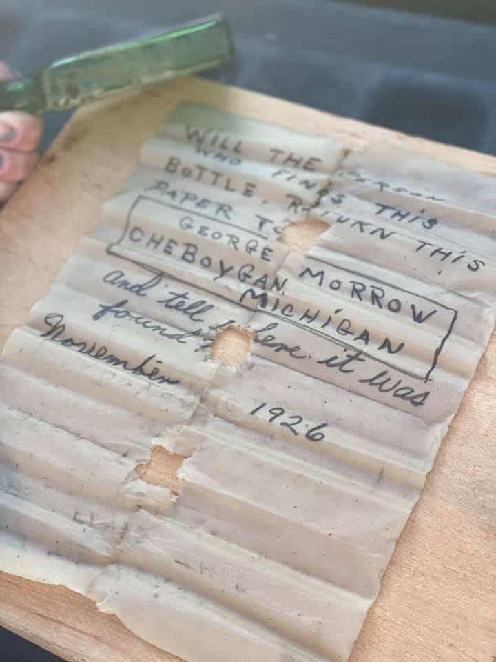 Encontró una botella en el fondo del río con un mensaje de 1926 y decidió cumplir lo que la carta pedía 