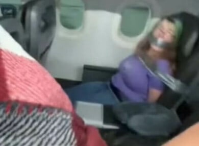 Mujer es atada con cinta adhesiva al asiento después de intentara abrir la puerta del avión en pleno vuelo