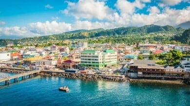 Cómo llegar a Dominica, la isla montañosa del Caribe que destaca por sus termas naturales y bosques tropicales