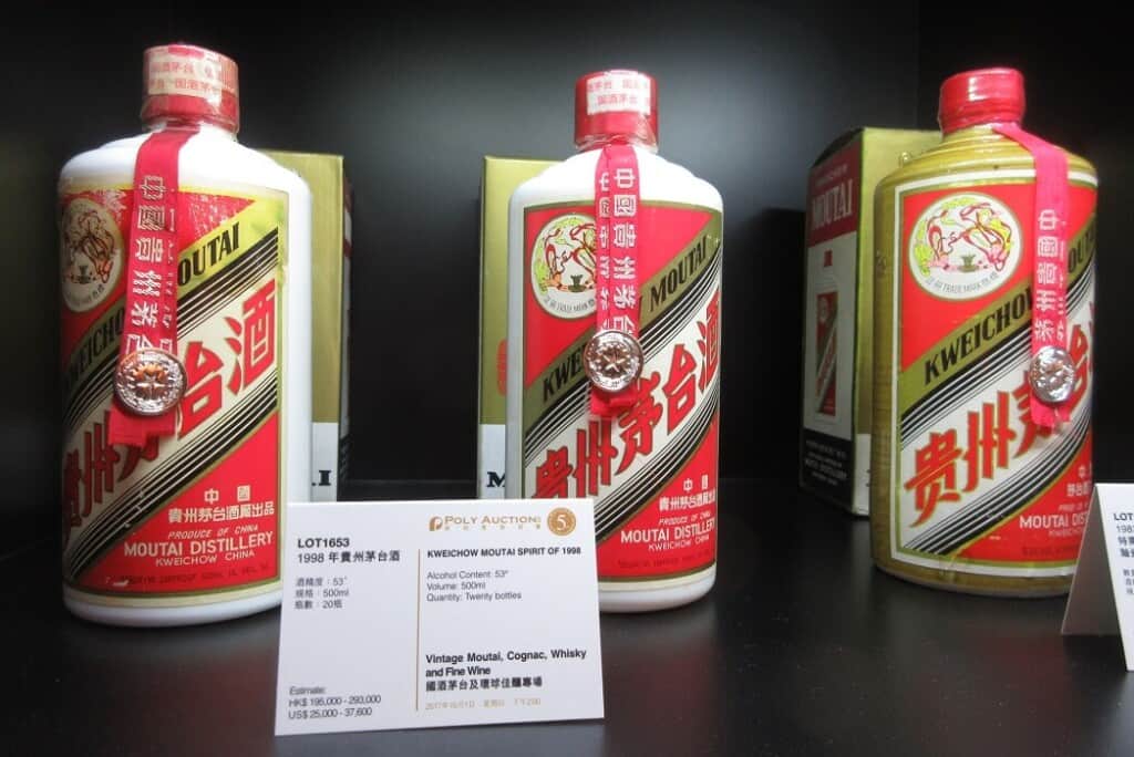 Kweichow Moutai baijiu Kweichow Moutai baijiu: 24 botellas del 'licor nacional' de China se vendieron en 1,4 millones de dólares Kweichow Moutai baijiu