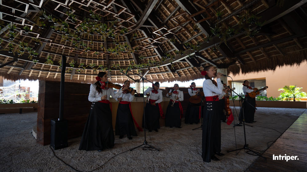 The Mariachis de Xcaret playing live to brighten up the afternoon