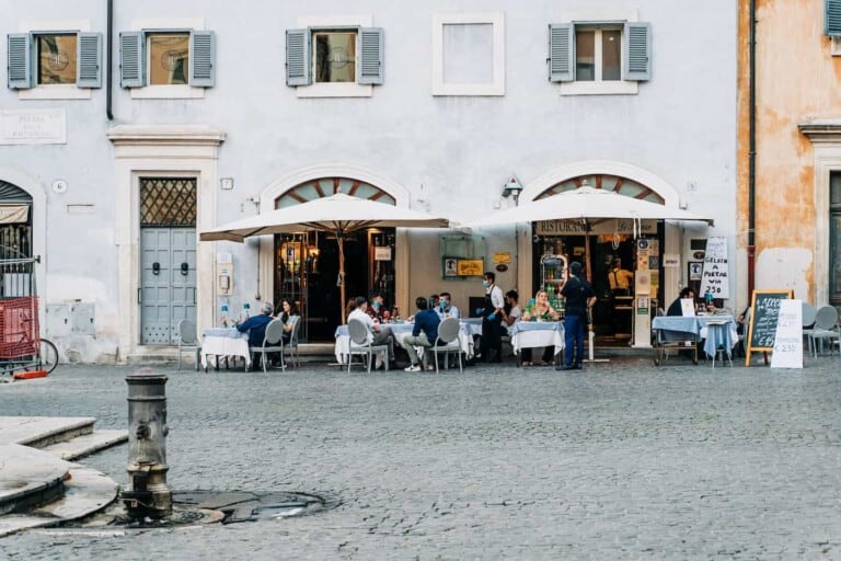 Italia pedirá pase sanitario de COVID-19 para ingresar a cines y restaurantes