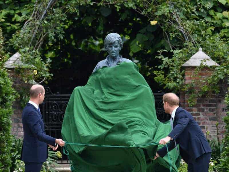 Estatua de la princesa Diana de Gales en el Palacio de Kensington