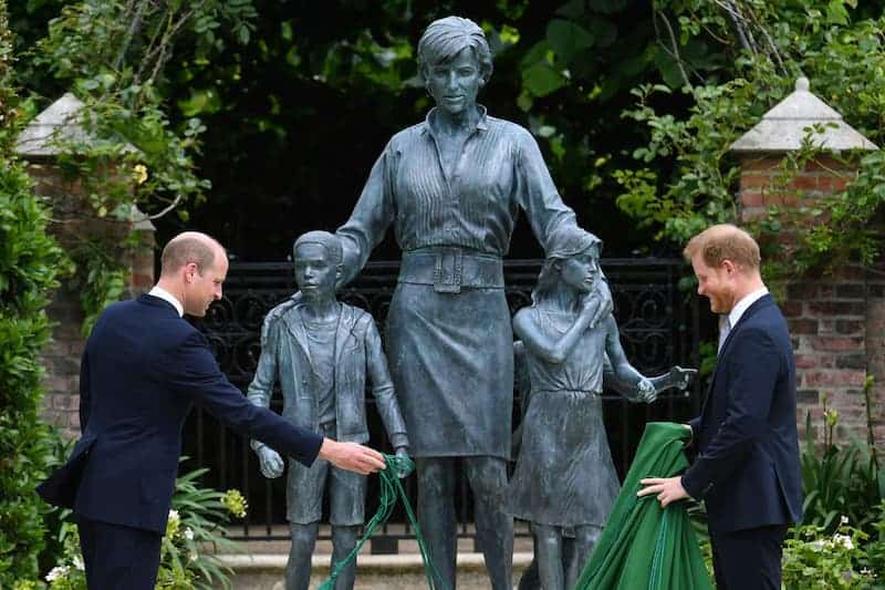 Estatua de la princesa Diana de Gales en el Palacio de Kensington