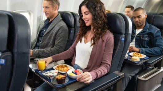 United ofrecerá servicio de bebidas y comidas con reserva previa en sus vuelos hasta 5 días antes del viaje