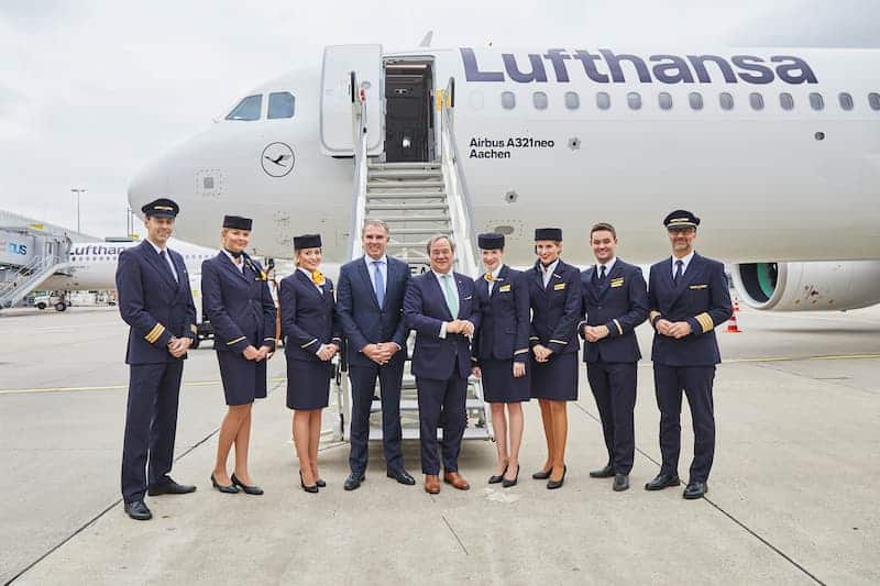 Tripulación de Lufthansa frente a su avión