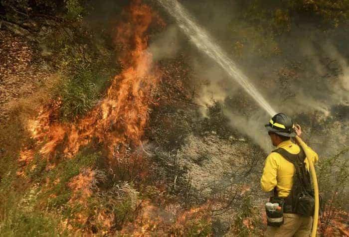 Bombero intentando apagar incendio