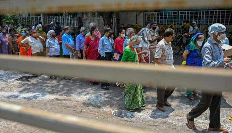 Centro de vacunación en India