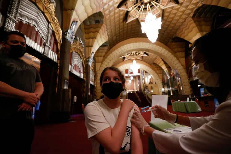 Persona recibiendo una vacuna