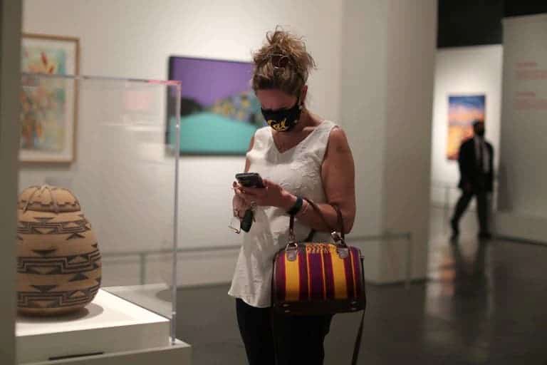 Persona con mascarilla en Los Ángeles