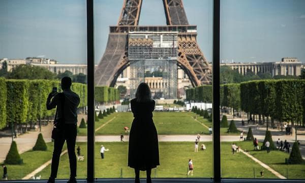pasaporte sanitario Francia: no será obligatorio usar mascarilla en los lugares que pidan pasaporte sanitario Personas mirando y fotografiando la Torre Eiffel
