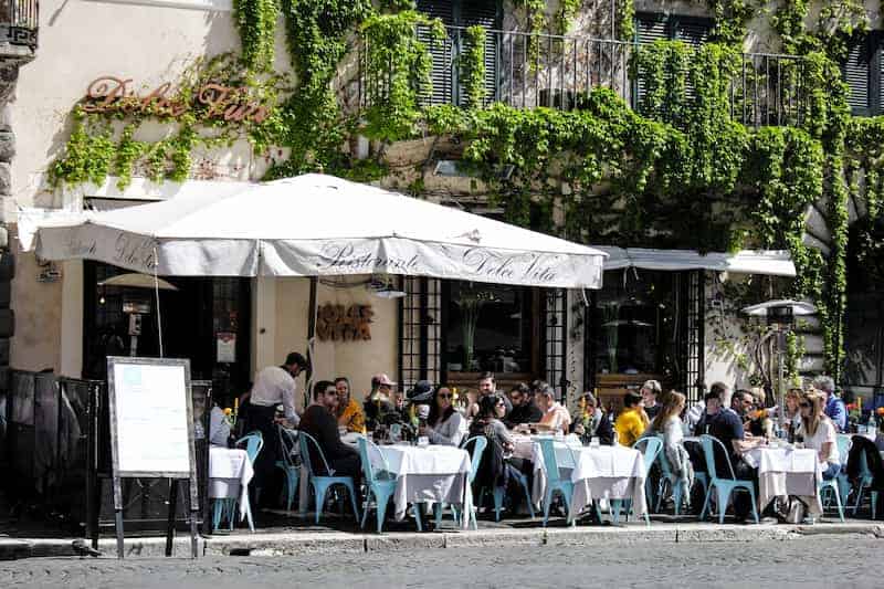 Personas en un restaurante de Roma, Italia