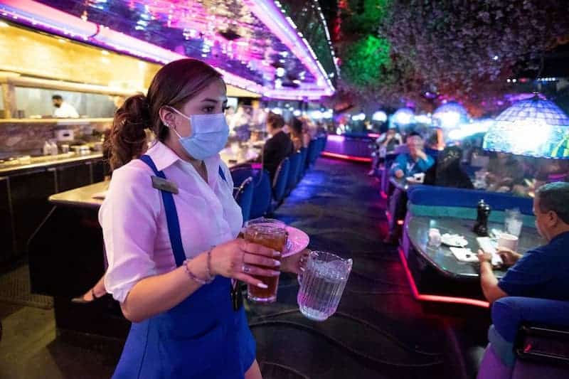 Trabajadora de un bar con mascarilla