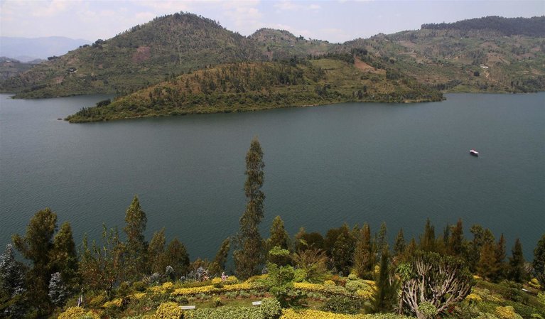 image mejores lugares del mundo lush garden overview lake kivu rwanda 767w