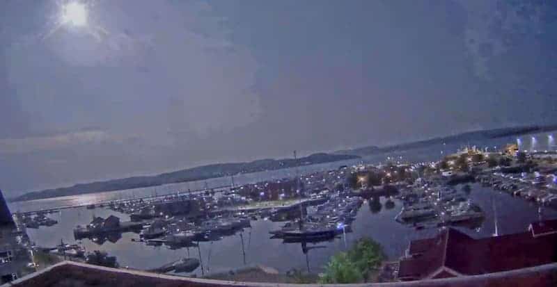 meteoro Un meteoro iluminó el cielo nocturno de Noruega Meteoro en Noruega