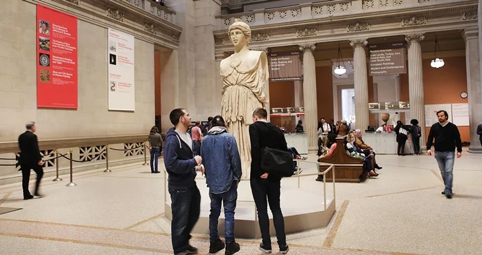 Grupo de personas en el Museo Metropolitano de Arte en Nueva York