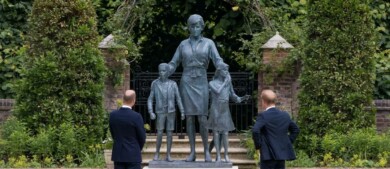 La estatua de la princesa Diana de Gales ya se encuentra en el Palacio de Kensington, en Londres
