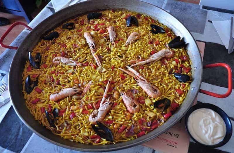 typical dishes of Valencia: fideua