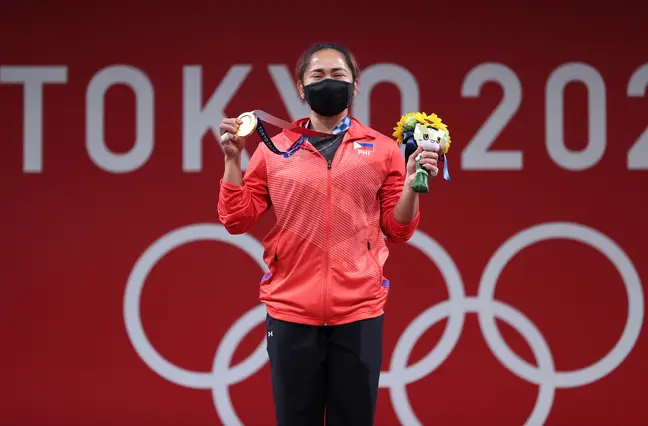 Hidilyn Diaz  con la primera medalla de oro para Filipinas