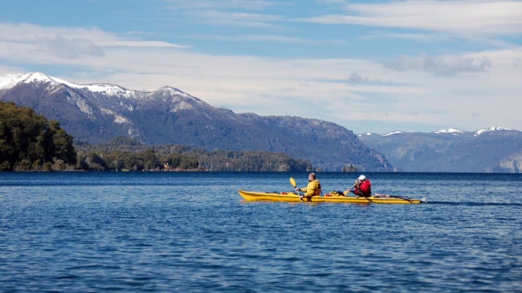 image lugares na argentina que hacer en argentina kayak nahuel huapi 1