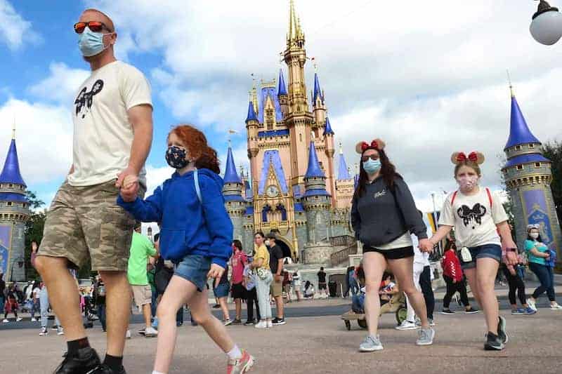 El uso de mascarillas vuelve a ser obligatorio en espacios cerrados de Disney