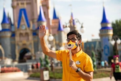 El uso de mascarilla vuelve a ser obligatorio en espacios cerrados de Disney World y Disneyland