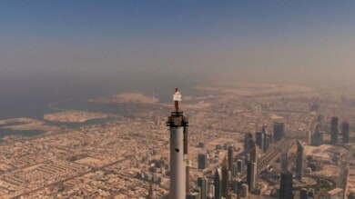 Asistente de vuelo de Emirates se situó en lo alto del Burj Khalifa de Dubai para promocionar la aerolínea con los viajeros