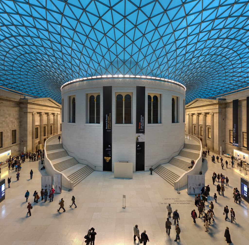 image Londres com crianças British Museum Great Court London UK Diliff