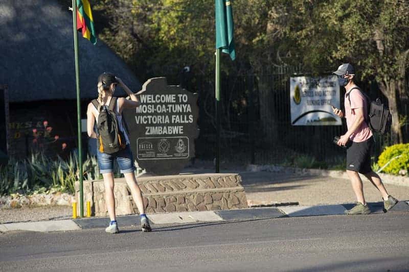 Personas visitando las Cataratas Victoria, Zimbabue