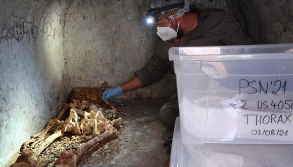 Arqueólogo junto al cuerpo momificado encontrado en Pompeya