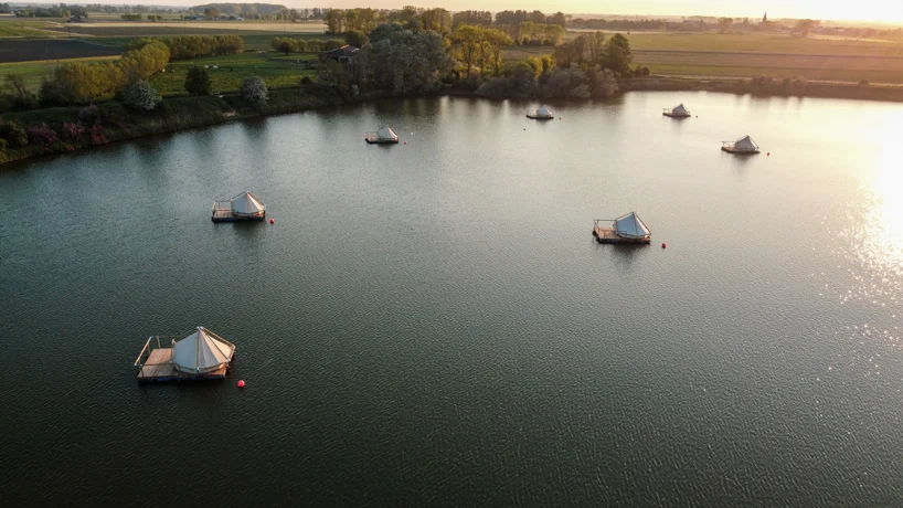 Este hotel de carpas flotantes ofrece una experiencia raftcamping sobre el lago de Zuienkerke, a las afueras de Brujas