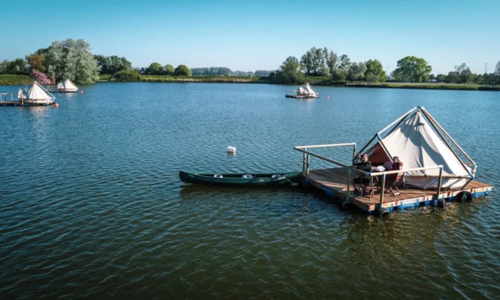 image raftcamping Este hotel de carpas flotantes ofrece una experiencia raftcamping sobre el lago de Zuienkerke a las afueras de Brujas 6