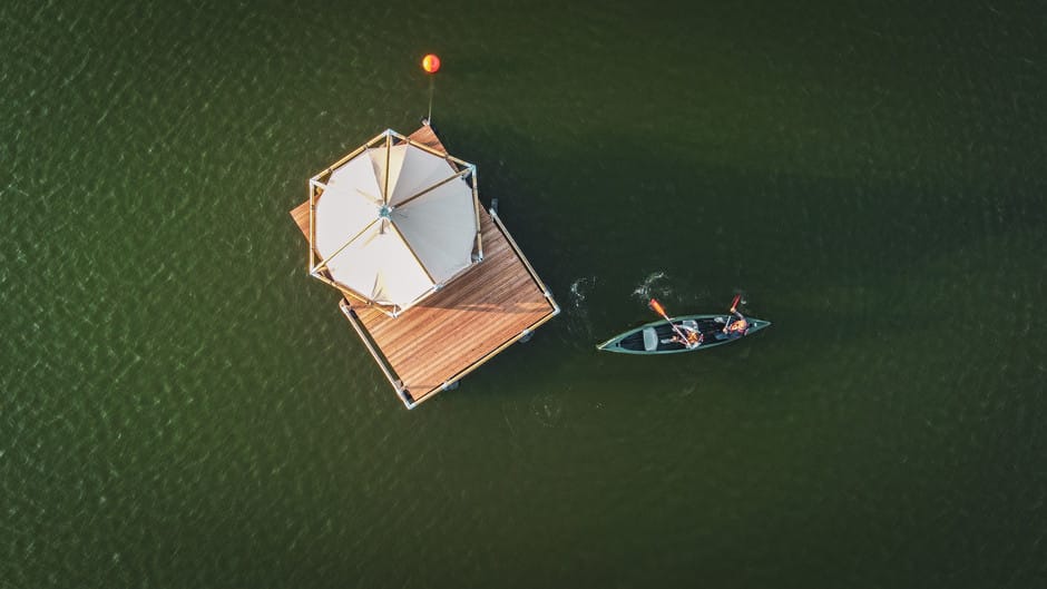 image raftcamping Este hotel de carpas flotantes ofrece una experiencia raftcamping sobre el lago de Zuienkerke a las afueras de Brujas