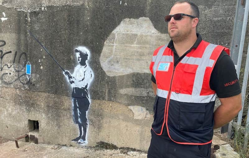 Guardia protege posible obra de Banksy