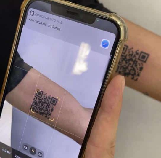 image código QR de vacunación Hombre se tatua el codigo QR de su vacunacion para evitar problemas en sus viajes 9