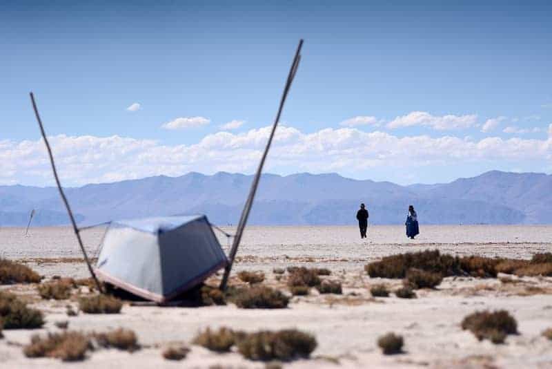 Dos personas caminando en el que solía ser el segundo lago más grande de Bolivia