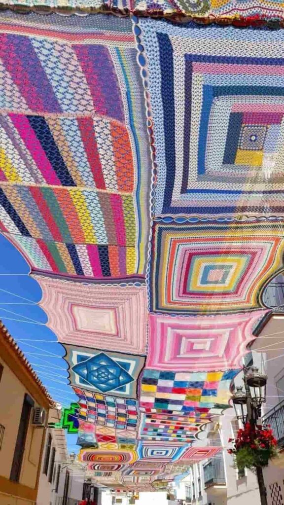 image ola de calor en Europa Malaga Artesanas tejen colorido toldo para dar sombra a los vecinos durante ola de calor en Europa