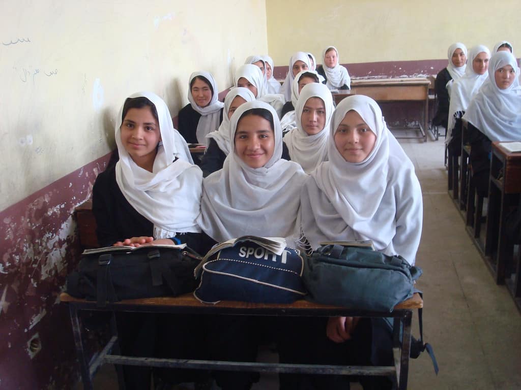 image Afganistán antes de la llegada de los talibanes Mujeres en la escuela afganistan 1