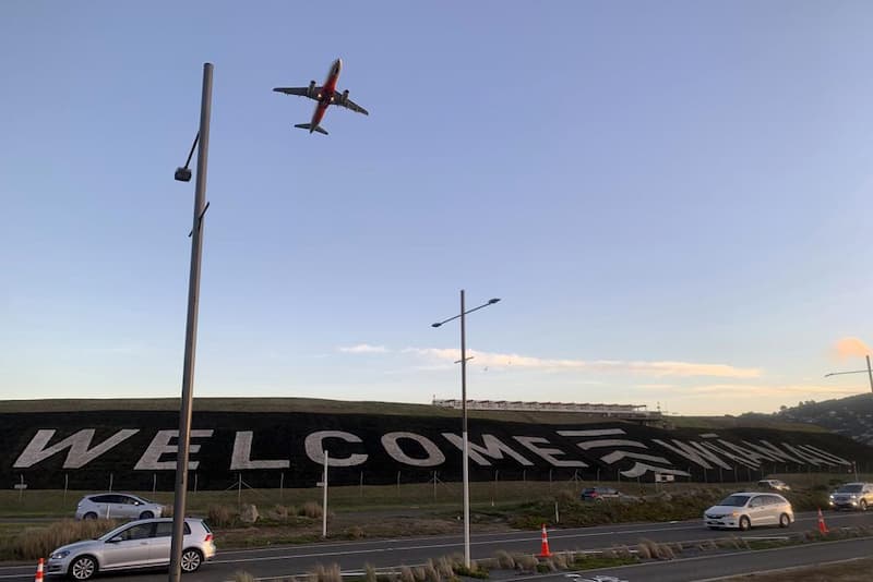 Avión sobrevolando aeropuerto de Nueva Zelanda