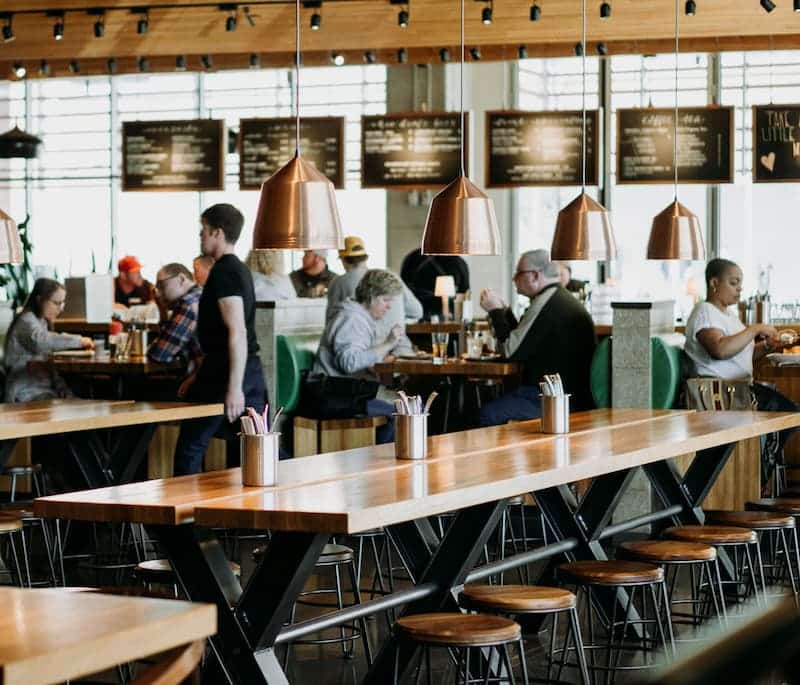 certificado de vacunación Estados Unidos: San Francisco y Nueva Orleans solicitarán certificado de vacunación o prueba de COVID-19 para espacios cerrados Personas en un restaurante