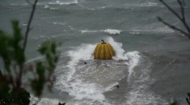 Un tifón en las islas Seto de Japón arrastró la icónica escultura de 'Calabaza' de Yayoi Kusama al mar-1