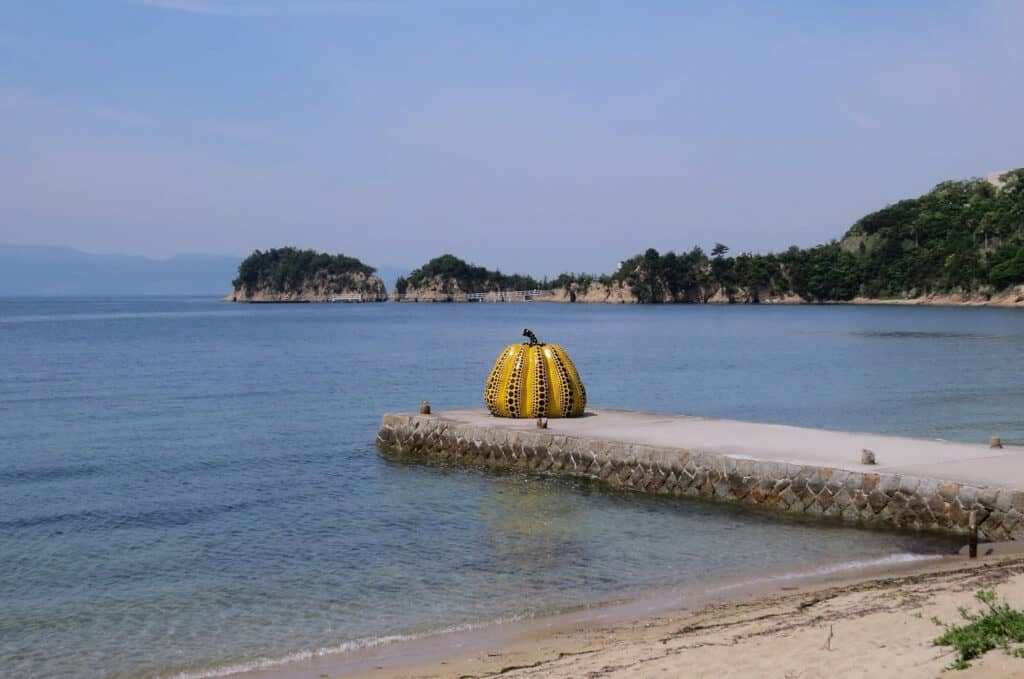 Un tifón en las islas Seto de Japón arrastró la icónica escultura de Yayoi Kusama al mar